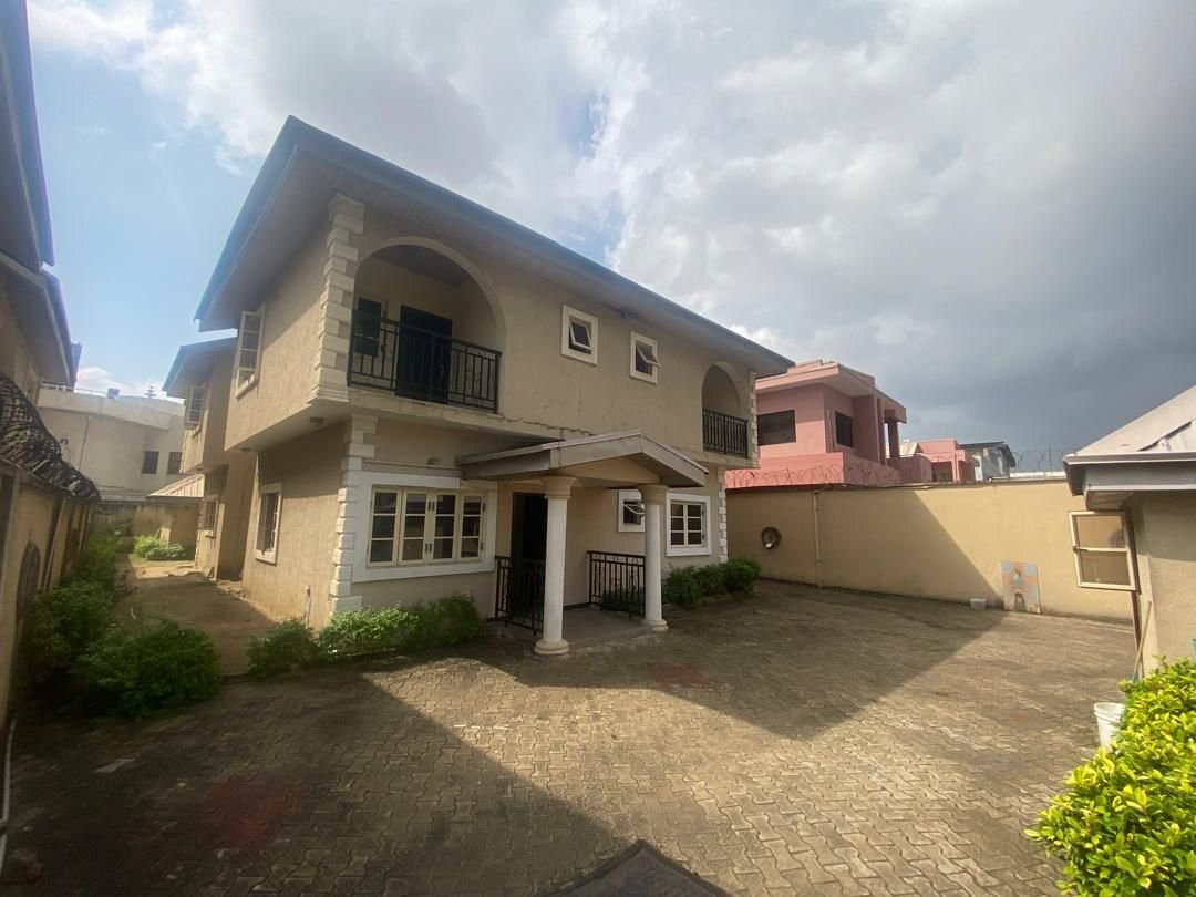 4-bedroom detached house with 2-room domestic staff quarters